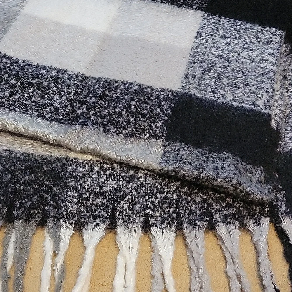 Time and Tru Blanket Scarf New Black White Gray Check Fringe